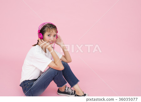 A woman who plays headphones 36035077