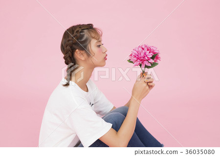 A woman with flowers 36035080