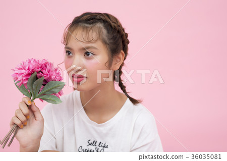 A woman with flowers 36035081