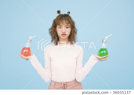 一個女人喝一杯 36035137