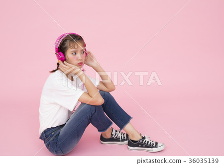 一個玩耳機的女人 36035139