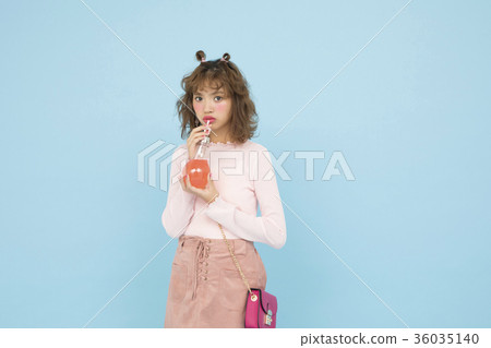 一個女人喝一杯 36035140