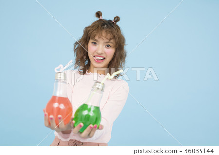 一個女人喝一杯 36035144
