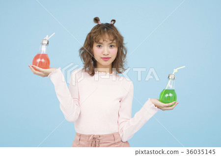 一個女人喝一杯 36035145