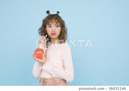 一個女人喝一杯 36035146