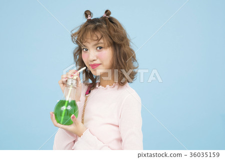 一個女人喝一杯 36035159