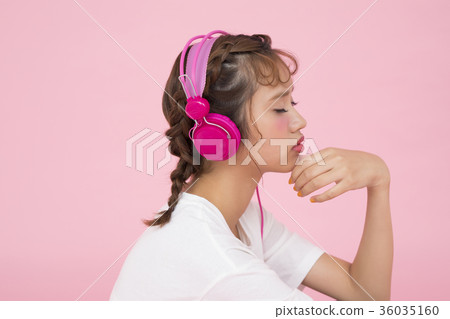 一個玩耳機的女人 36035160