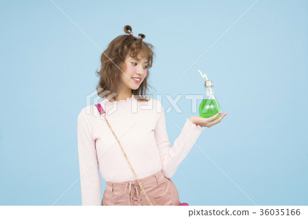 一個女人喝一杯 36035166