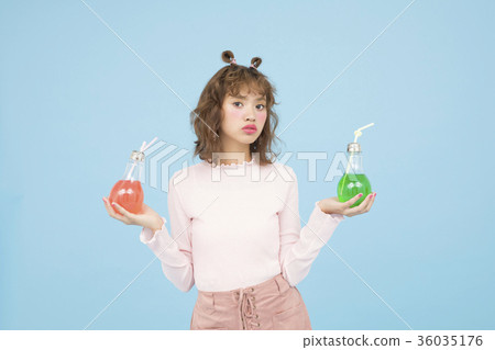一個女人喝一杯 36035176