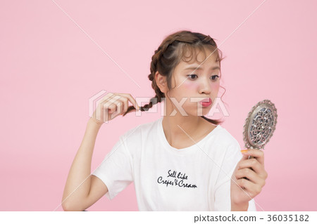 看鏡子的婦女 36035182