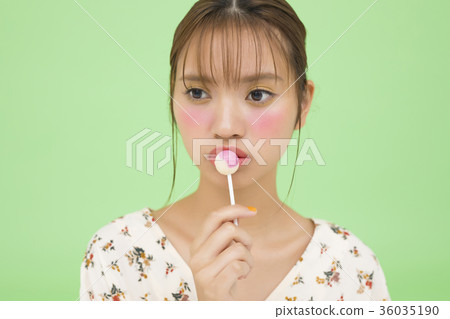 Women who eat sweets Women who eat sweets 36035190