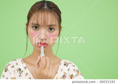 Woman doing make-up 36035193