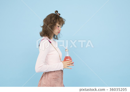 一個女人喝一杯 36035205