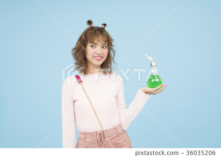 一個女人喝一杯 36035206