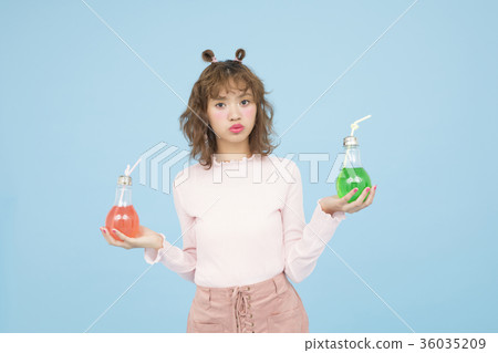 一個女人喝一杯 36035209