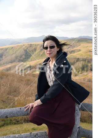 Taking portrait of woman in late fall plateau 36036203