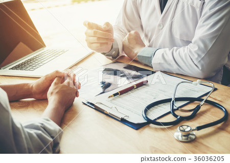Doctors and patients sit and talk to the patient Doctors and patients sit and talk to the patient 36036205