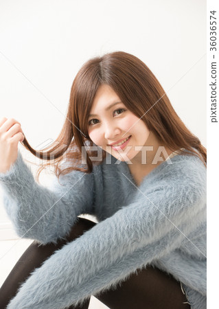 一個女人舉起她的頭髮 36036574