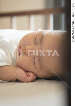睡覺在輕便小床的嬰孩 睡覺在輕便小床的嬰孩 36037128