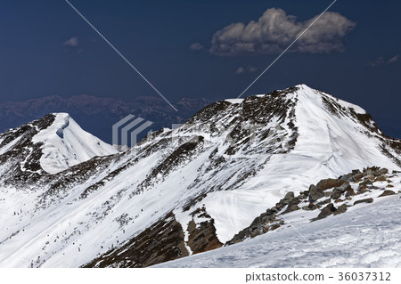 從北部阿爾卑斯山,Ashigatake山,從剩餘的雪中看到的中央和北部山峰 從北部阿爾卑斯山,Ashigatake山,從剩餘的雪中看到的中央和北部山峰 36037312
