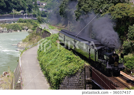 One hundred years of a rail trip. 36037437