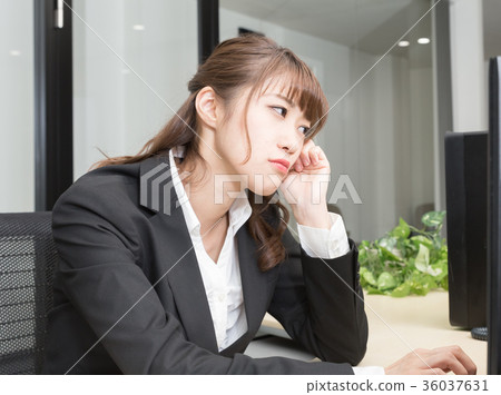 在辦公室工作的女人 36037631