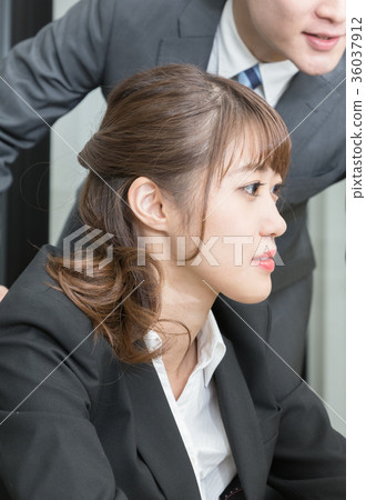 教業務的女性 教業務的女性 36037912