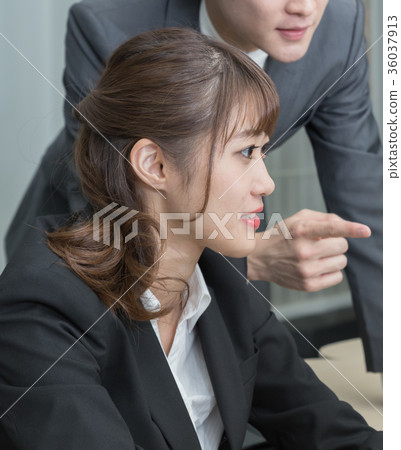 教業務的女性 36037913
