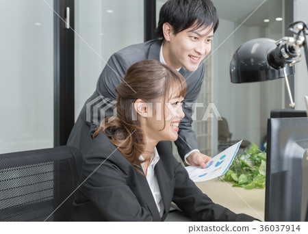 教業務的女性 教業務的女性 36037914