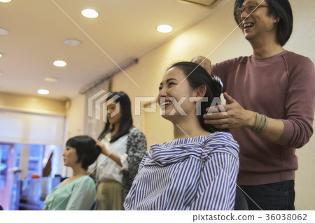 學生有美髮師設置的頭髮 36038062