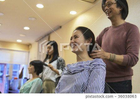 學生有美髮師設置的頭髮 36038063