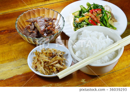 boiled rice eat with fried anchovy  36039293