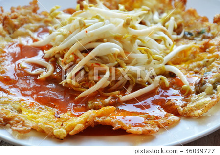 crispy fried egg and bean sprout dressing sauce crispy fried egg and bean sprout dressing sauce 36039727