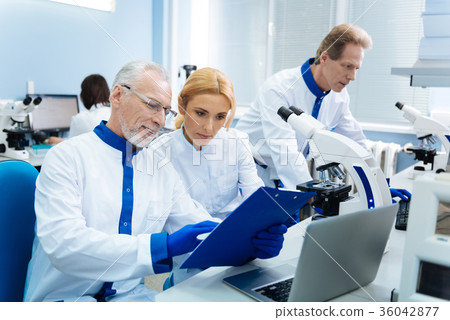Glad scientists working in the laboratory 36042877