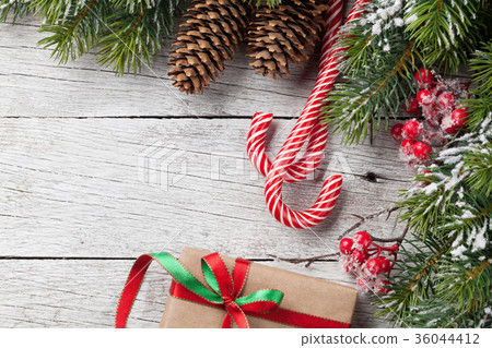 Christmas gift box, candy cane and fir tree 36044412