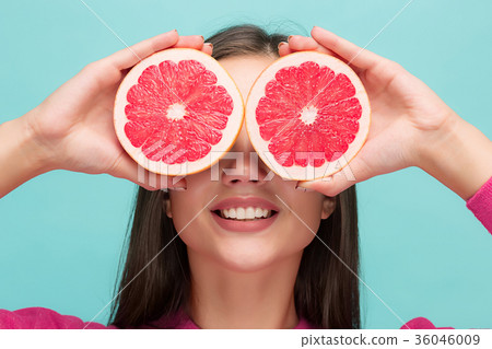 Pretty woman with delicious grapefruit in her arms Pretty woman with delicious grapefruit in her arms 36046009