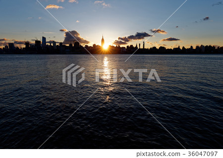 曼哈頓的黎明從新澤西邊 曼哈頓的黎明從新澤西邊 36047097
