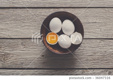 Brown and white organic eggs in bowl on wood Brown and white organic eggs in bowl on wood 36047316