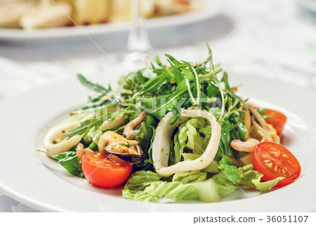 salad with calamari 36051107