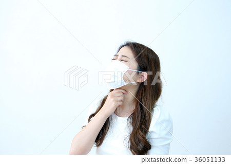 A woman with a sore throat 36051133