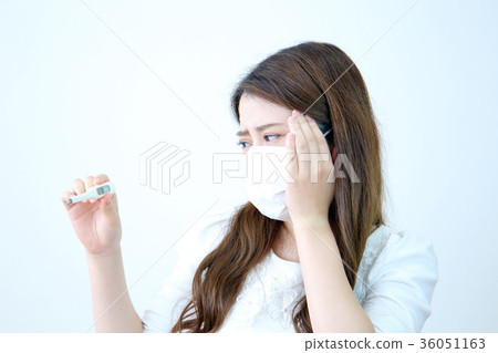 看溫度計的婦女 看溫度計的婦女 36051163