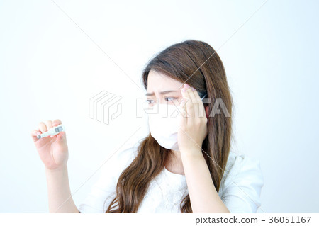 看溫度計的婦女 36051167