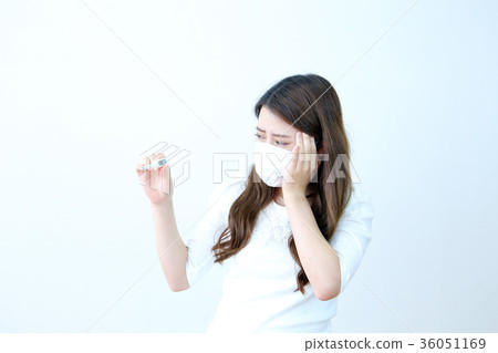 看溫度計的婦女 36051169