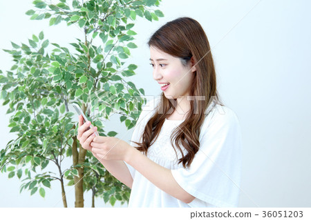 觀看智能手機的婦女 觀看智能手機的婦女 36051203