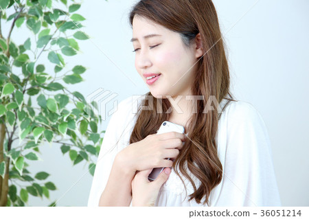 A woman watching a smartphone 36051214