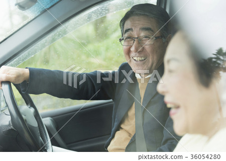 Senior couple and the sea 36054280