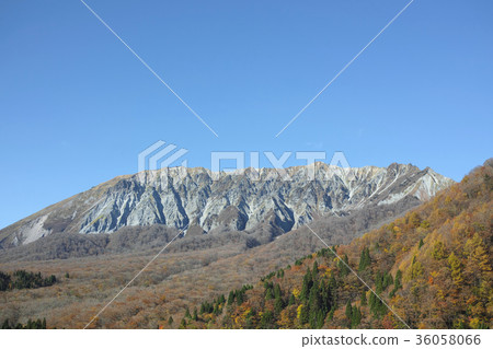 The large mountain south wall of autumn seen from the key ring The large mountain south wall of autumn seen from the key ring 36058066