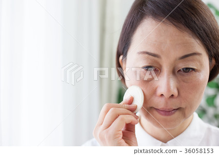 Woman make up 36058153