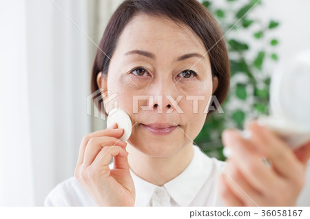 女人化妝 36058167