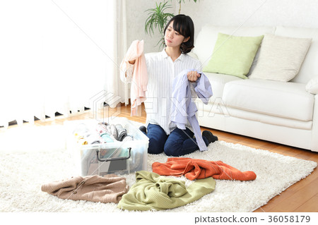A girl who is not good at cleaning 36058179